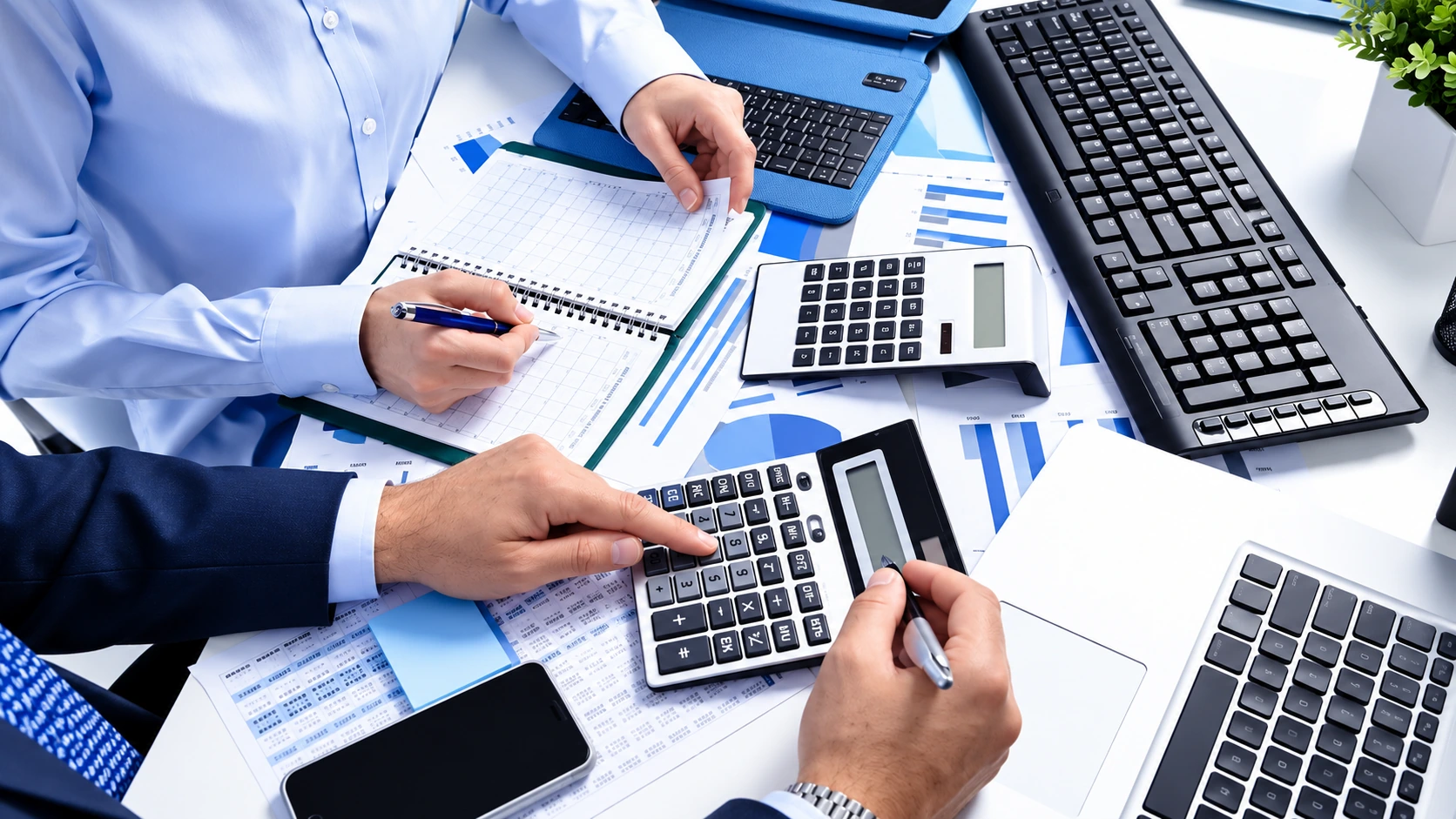 Profesionales trabajando con documentación y análisis contable